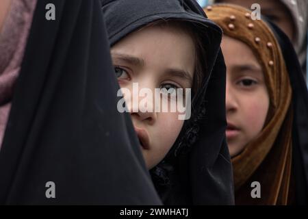 Budgam, Jammu-et-Cachemire, Inde. 26 février 2024. Une jeune fille chiite regarde alors qu’elle participe au rassemblement de Shaabaniya, marquant la naissance de l’Imam al-Mahdi à Budgam. L'événement a lieu le 15 de Sha'aban dans le monde, qui est le huitième mois du calendrier islamique, pour commémorer la naissance du dernier imam chiite, Muhammad al-Mahdi, qui, selon les musulmans chiites, émergerait avant la fin des temps pour apporter la paix et la justice au monde. Crédit : ZUMA Press, Inc/Alamy Live News Banque D'Images