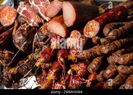 Saucisses séchées fumées et fabriquées traditionnellement serbes sur un marché fermier dans le village de Kacarevo, festival de bacon gastro et de produits de viande sèche organisé chaque année Banque D'Images