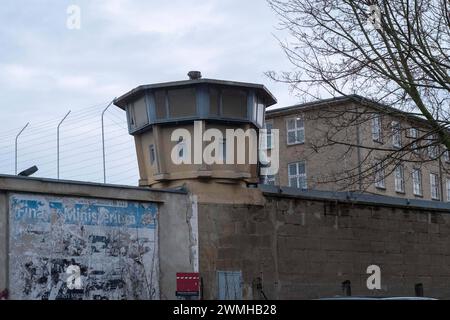 Wachturm an der Außenmauer der Gedenkstätte Berlin-Hohenschönhausen auf dem Gelände der ehemaligen zentralen Untersuchungshaftanstalt des Ministeriums für Staatssicherheit der DDR Stasi in Berlin-Alt-Hohenschönhausen. / Tour de guet sur le mur extérieur du mémorial de Berlin-Hohenschönhausen sur le site de l'ancienne prison centrale de détention provisoire de la Stasi du ministère de la sécurité de l'Etat de la RDA à Berlin-Alt-Hohenschönhausen. Gedenkstätte Hohenschönhausen *** Tour de guet sur le mur extérieur du mémorial de Berlin Hohenschönhausen sur le site de l'ancienne prison centrale de détention provisoire du ministère de la sécurité d'État de la RDA Banque D'Images