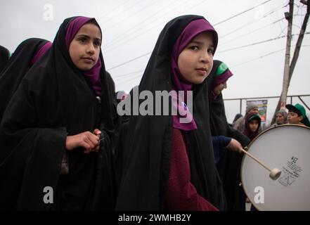 Budgam, Jammu-et-Cachemire, Inde. 26 février 2024. Des filles musulmanes chiites du Cachemire participent au rassemblement de Shaabaniya, marquant la naissance de l'Imam al-Mahdi à Budgam. L'événement a lieu le 15 de Sha'aban dans le monde, qui est le huitième mois du calendrier islamique, pour commémorer la naissance du dernier imam chiite, Muhammad al-Mahdi, qui, selon les musulmans chiites, émergerait avant la fin des temps pour apporter la paix et la justice au monde. Crédit : ZUMA Press, Inc/Alamy Live News Banque D'Images