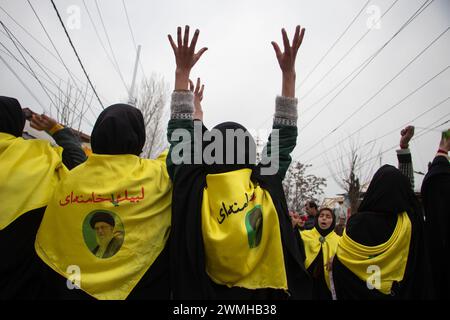 Budgam, Jammu-et-Cachemire, Inde. 26 février 2024. Des filles musulmanes chiites du Cachemire participent au rassemblement de Shaabaniya, marquant la naissance de l'Imam al-Mahdi à Budgam. L'événement a lieu le 15 de Sha'aban dans le monde, qui est le huitième mois du calendrier islamique, pour commémorer la naissance du dernier imam chiite, Muhammad al-Mahdi, qui, selon les musulmans chiites, émergerait avant la fin des temps pour apporter la paix et la justice au monde. Crédit : ZUMA Press, Inc/Alamy Live News Banque D'Images