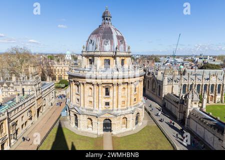 La caméra Radcliffe et l'ombre de la flèche de l'église universitaire de Sainte-Marie-la-Vierge, Oxford, Angleterre. Banque D'Images