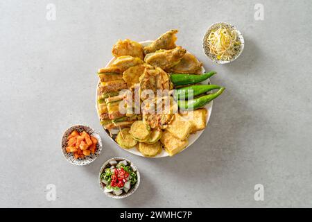 Combinaison crêpe viande de bœuf crêpe plat coréen poireau crêpes de pommes de terre crêpes Kimchi Pancake une jeune citrouille verte fruits de mer et oignon vert Panca Banque D'Images