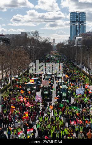 Madrid, Espagne. 26 février 2024. Fermiers et tracteurs marchant dans le centre-ville. Environ 100 tracteurs et des milliers d'agriculteurs ont défilé du ministère de l'Agriculture au bureau du Parlement européen, coïncidant avec la réunion du Conseil des ministres de l'Agriculture de l'UE à Bruxelles. Les agriculteurs réclament des prix équitables et un changement des politiques européennes. Crédit : Marcos del Mazo/Alamy Live News Banque D'Images