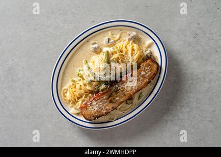 Fondue aux crevettes à la crème épicée plat coréen pâtes briques crème rosé crevettes Tteokbokki Mac et fromage pommes de terre tomates pâtes aux viandes Banque D'Images