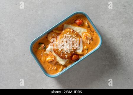 Fondue aux crevettes à la crème épicée plat coréen pâtes briques crème rosé crevettes Tteokbokki Mac et fromage pommes de terre tomates pâtes aux viandes Banque D'Images