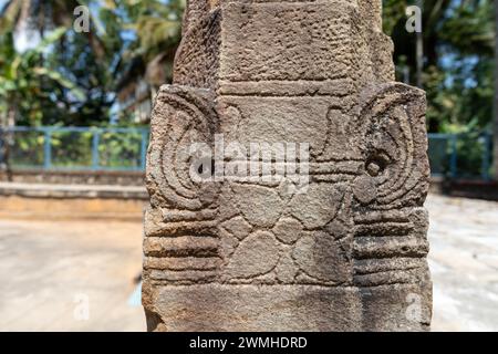 Sculptures dans l'ancien temple Jain dans le Sultan Bathery Wayanad Kerala Inde Banque D'Images