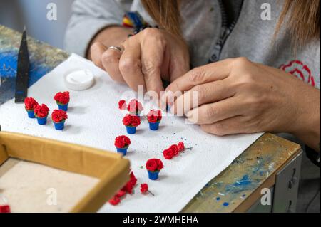 Assemblage de pots de fleurs miniatures à un aimant de réfrigérateur d'un patio traditionnel de Cordoue. La ville historique de Cordoue dans la province d'Andalousie au sud Banque D'Images