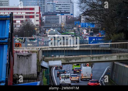 Autobahn A40, centre-ville d'Essen, nombreux ponts, pour les véhicules et les piétons traversant la chaussée, trafic nocturne intense, Essen NRW, Allemagne, Banque D'Images