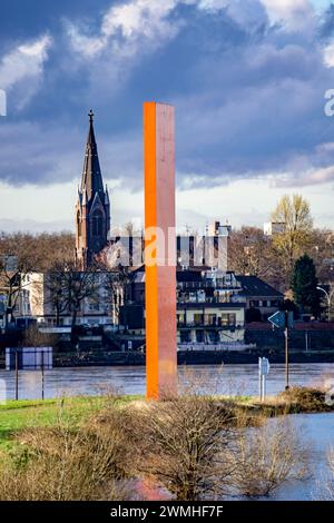 Estuaire de la Ruhr dans le Rhin, Duisburg Homberg, sculpture Rhin Orange, Free Columbarium Rheinkirche Duisburg-Homberg, NRW, Allemagne, Banque D'Images