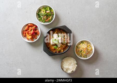 Ragoût de kimchi, Budae-jjigae, kimchi-jigae, cheonggukjang, porc sauté, pâte de haricots à fermentation rapide pour ragoût de saucisse Banque D'Images