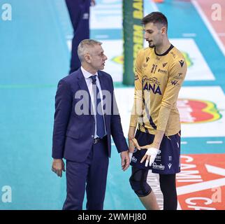 Latina, Italie. 25 février 2024. Radostin Stoytchev (Rana Vérone) et Aleks Grozdanov (Rana Vérone) lors de Cisterna volley vs Rana Vérone, match de volleyball Italien Serie A Men SuperLeague à Latina, Italie, février 25 2024 crédit : Independent photo Agency/Alamy Live News Banque D'Images