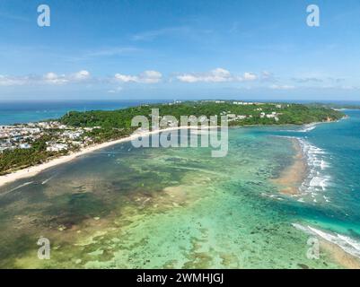 Drone vue sur les plages de sable blanc avec les vagues de l'océan et les bâtiments modernes à Boracay, Philippines. Banque D'Images