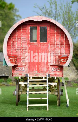 Une caravane gitane dans un jardin, Royaume-Uni Banque D'Images