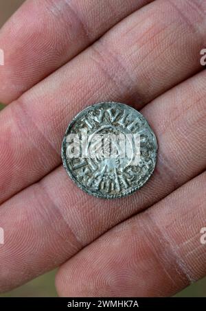 Un penny anglo-saxon en argent médiéval du IXe siècle de Coenwulf 796-821 AD. La pièce a été trouvée à Berkeley, Angleterre Royaume-Uni Banque D'Images