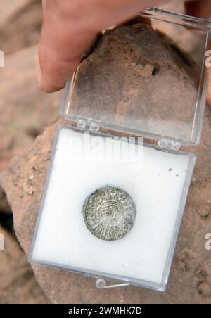 Un penny anglo-saxon en argent médiéval du IXe siècle de Coenwulf 796-821 AD. La pièce a été trouvée à Berkeley, Angleterre Royaume-Uni Banque D'Images