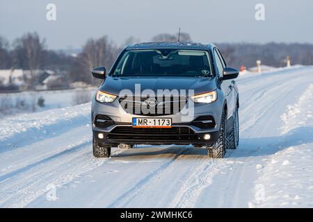 Riga, Lettonie - 16 janvier 2021 : Silver 2019 Opel Grandland SUV sur une route enneigée Banque D'Images