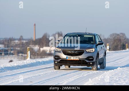 Riga, Lettonie - 16 janvier 2021 : Silver 2019 Opel Grandland SUV sur une route enneigée Banque D'Images