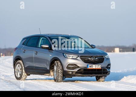 Riga, Lettonie - 16 janvier 2021 : Silver 2019 Opel Grandland SUV sur une route enneigée Banque D'Images