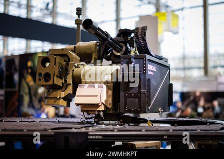 Nuremberg, Allemagne. 26 février 2024. Une station d'armement est exposée sur le toit d'un véhicule lors du salon Enforcement TAC pour la technologie de sécurité au stand Diehl Defence. Le salon professionnel pour les membres des autorités de sécurité et des forces armées aura lieu du 26 au 28 février 2024. Crédit : Daniel Karmann/dpa/Alamy Live News Banque D'Images