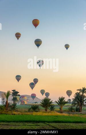 Décollez des montgolfières au lever du soleil près de la Vallée des Rois à Louxor West Bank, en Égypte Banque D'Images