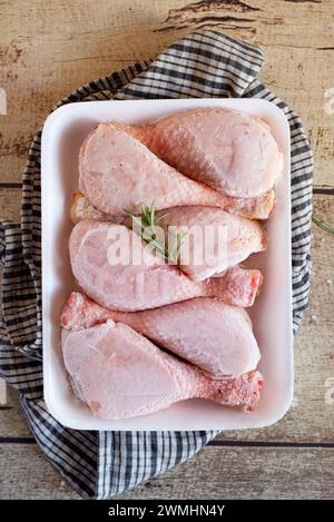 Vue de dessus des cuisses de poulet congelées dans un plateau en styromousse Banque D'Images