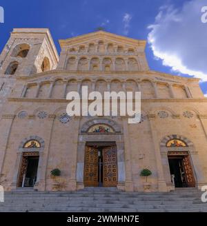 Paysage urbain de Cagliari en Sardaigne, Italie : façade néo-romane de la cathédrale. Banque D'Images