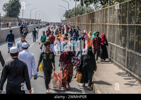 Dhaka, Bangladesh. 26 février 2024. Des gens du Bangladesh sont vus traverser le pont de Postogola pendant les travaux d'entretien en cours. Le premier pont Buriganga à Dhaka, connu sous le nom de pont Postogola, a fermé pour réparations jusqu'au 8 mars, selon la Division des transports routiers et des autoroutes. Crédit : SOPA images Limited/Alamy Live News Banque D'Images