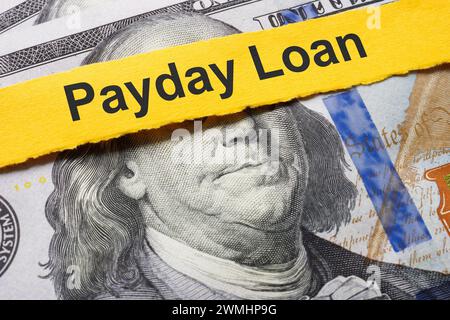 Concept de prêt sur salaire. Une bande de papier repose sur les dollars. Banque D'Images