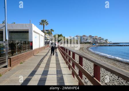 Marbella, Espagne - 10 décembre 2023 : les gens marchent sur le sentier litoral à côté de Port Banus à Marbella, Andalousie, Espagne. Banque D'Images