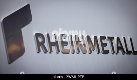 Nuremberg, Allemagne. 26 février 2024. Le logo Rheinmetall est visible sur le stand de la société au salon Enforcement TAC pour les technologies de sécurité. Le salon professionnel pour les membres des agences de sécurité et des forces armées aura lieu du 26 au 28 février 2024. Crédit : Daniel Karmann/dpa/Alamy Live News Banque D'Images