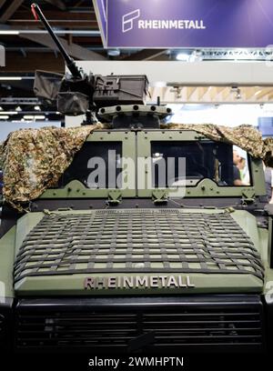 Nuremberg, Allemagne. 26 février 2024. Le véhicule aéroporté Caracal sera exposé sur le stand Rheinmetall au salon Enforcement TAC pour les technologies de sécurité. Le salon professionnel pour les membres des agences de sécurité et des forces armées aura lieu du 26 au 28 février 2024. Crédit : Daniel Karmann/dpa/Alamy Live News Banque D'Images