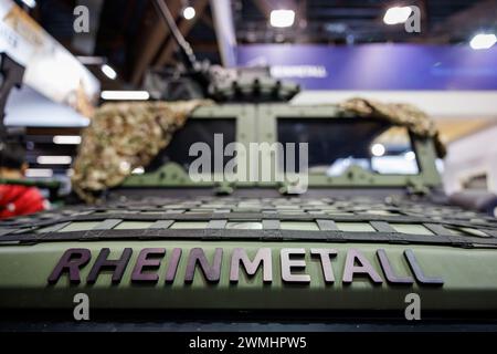 Nuremberg, Allemagne. 26 février 2024. Le véhicule aéroporté Caracal sera exposé sur le stand Rheinmetall au salon Enforcement TAC pour les technologies de sécurité. Le salon professionnel pour les membres des agences de sécurité et des forces armées aura lieu du 26 au 28 février 2024. Crédit : Daniel Karmann/dpa/Alamy Live News Banque D'Images