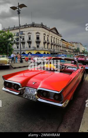 030 vieille voiture almendron rouge -Yank tank, Ford classic- de 1959 sur la promenade du Paseo del Prado, Parque Central Park Area. La Havane-Cuba. Banque D'Images