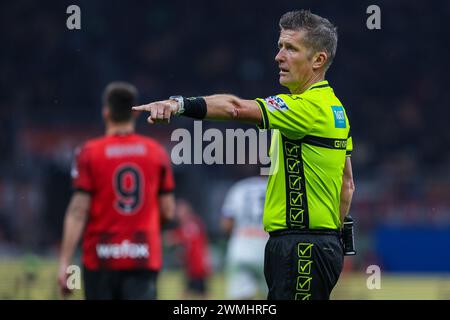 Milan, Italie. 25 février 2024. L'arbitre Daniele Orsato fait des gestes lors du match de football Serie A 2023/24 entre l'AC Milan et Atalanta BC au stade San Siro. Score final ; Milan 1:1 Atalanta. Crédit : SOPA images Limited/Alamy Live News Banque D'Images