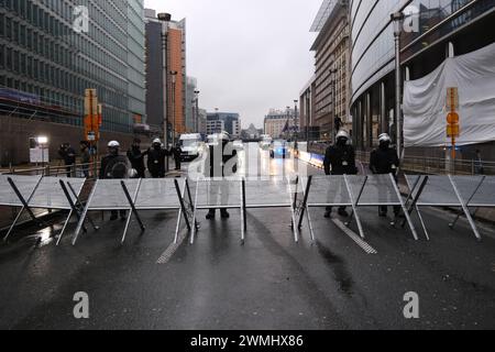 Bruxelles, Belgique. 26 février 2024. La police se tient debout lors d'une manifestation des agriculteurs européens contre les pressions sur les prix, les taxes et la réglementation verte, le jour d'une réunion des ministres de l'Agriculture de l'UE à Bruxelles, Belgique 26 février 2024 crédit : ALEXANDROS MICHAILIDIS/Alamy Live News Banque D'Images