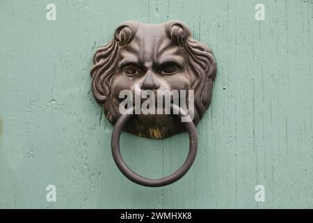 Doorknocker à Une porte dans la vieille ville de Bad Radkersburg, Styrie Banque D'Images