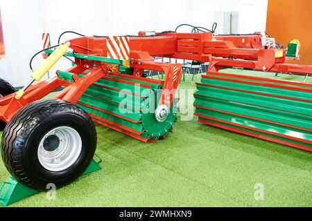 Rouleau broyeur rotatif pour le transport agricole de tournesol, maïs Banque D'Images