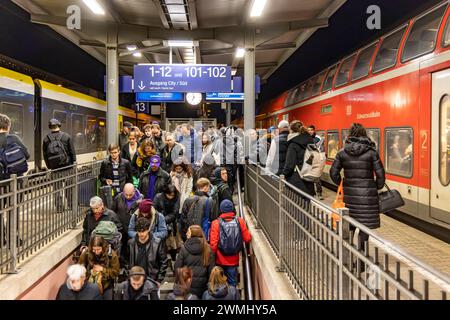 Hauptbahnhof Karlsruhe. Viele Fahrgäste auf dem Bahnsteig, eben ist ein Zug der Schwarzwaldbahn eingetroffen. // 25.02.2024 : Stuttgart, Bade-Württemberg, Allemagne. *** Karlsruhe gare principale de nombreux passagers sur le quai, un train de la Schwarzwaldbahn vient d'arriver 25 02 2024 Stuttgart, Baden Württemberg, Allemagne Banque D'Images