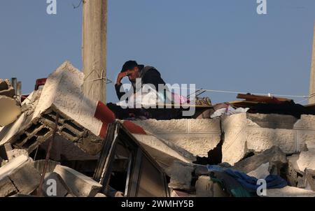 Rafah, Gaza. 26 février 2024. Des Palestiniens fouillent les décombres de leur maison détruite lors d’une frappe aérienne israélienne de nuit dans l’est de Khan Yunis dans le Sud de la bande de Gaza, le lundi 26 février 2024. Les pourparlers de cessez-le-feu se poursuivent alors qu'Israël envisage d'attaquer Rafah où des millions de personnes cherchent refuge dans le conflit en cours entre Israël et les militants palestiniens à Gaza. Photo de Ismael Mohamad/UPI. Crédit : UPI/Alamy Live News Banque D'Images