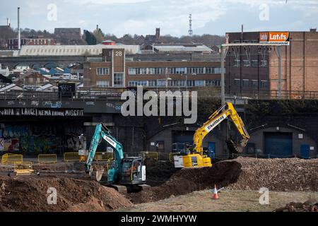 Chantier de construction comme supports pour les voies entrantes surélevées commencent à prendre forme près de la station HS2 de la ligne principale à Curzon Street le 26 février 2024 à Birmingham, Royaume-Uni. Il a été annoncé que le financement des tronçons nord du projet HS2 mis au rebut sera partiellement redirigé vers des infrastructures de transport public plus locales dans les Midlands et le Nord. Banque D'Images