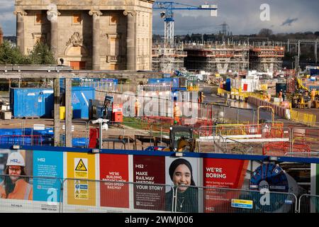 Chantier de construction comme supports pour les voies entrantes surélevées commencent à prendre forme près de la station HS2 de la ligne principale à Curzon Street le 26 février 2024 à Birmingham, Royaume-Uni. Il a été annoncé que le financement des tronçons nord du projet HS2 mis au rebut sera partiellement redirigé vers des infrastructures de transport public plus locales dans les Midlands et le Nord. Banque D'Images