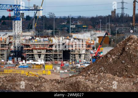 Chantier de construction comme supports pour les voies entrantes surélevées commencent à prendre forme près de la station HS2 de la ligne principale à Curzon Street le 26 février 2024 à Birmingham, Royaume-Uni. Il a été annoncé que le financement des tronçons nord du projet HS2 mis au rebut sera partiellement redirigé vers des infrastructures de transport public plus locales dans les Midlands et le Nord. Banque D'Images