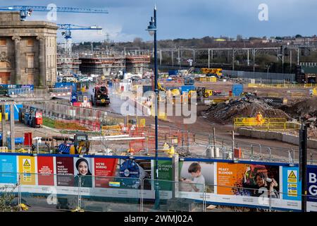 Chantier de construction comme supports pour les voies entrantes surélevées commencent à prendre forme près de la station HS2 de la ligne principale à Curzon Street le 26 février 2024 à Birmingham, Royaume-Uni. Il a été annoncé que le financement des tronçons nord du projet HS2 mis au rebut sera partiellement redirigé vers des infrastructures de transport public plus locales dans les Midlands et le Nord. Banque D'Images