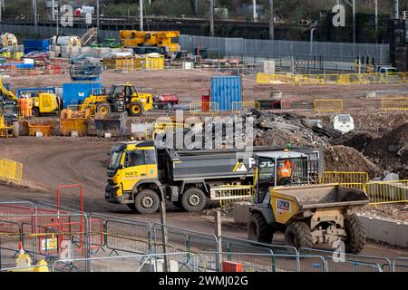 Chantier de construction comme supports pour les voies entrantes surélevées commencent à prendre forme près de la station HS2 de la ligne principale à Curzon Street le 26 février 2024 à Birmingham, Royaume-Uni. Il a été annoncé que le financement des tronçons nord du projet HS2 mis au rebut sera partiellement redirigé vers des infrastructures de transport public plus locales dans les Midlands et le Nord. Banque D'Images