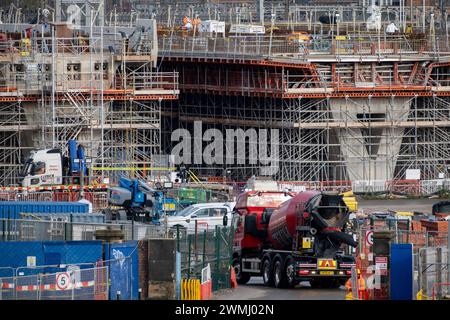 Chantier de construction comme supports pour les voies entrantes surélevées commencent à prendre forme près de la station HS2 de la ligne principale à Curzon Street le 26 février 2024 à Birmingham, Royaume-Uni. Il a été annoncé que le financement des tronçons nord du projet HS2 mis au rebut sera partiellement redirigé vers des infrastructures de transport public plus locales dans les Midlands et le Nord. Banque D'Images