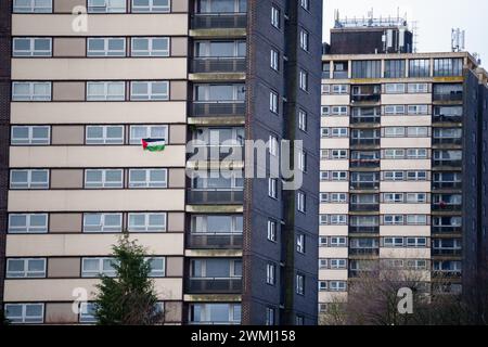 Rochdale, Royaume-Uni. 26 février 2024. La photo montre un drapeau palestinien sur une tour des sept Sœurs à Rochdale avant l'élection partielle de Rochdale, Rochdale Royaume-Uni. Crédit : Jon Super/Alamy Live News. Banque D'Images