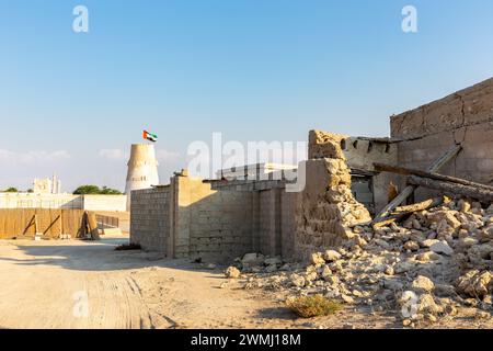 Bâtiment abandonné démoli de la ville d'Al Jazirah Al Hamra aux Émirats arabes Unis, vieilles ruines d'un village perlé hanté. Banque D'Images