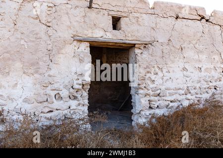 Ancienne façade abandonnée en briques dans la ville hantée d'Al Jazirah Al Hamra aux Émirats arabes Unis. Banque D'Images