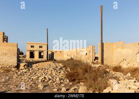 Ruiné abandonné Al Jazirah Al Hamra ville hantée à Ras Al Khaimah, Émirats arabes Unis, avec des bâtiments démolis. Banque D'Images